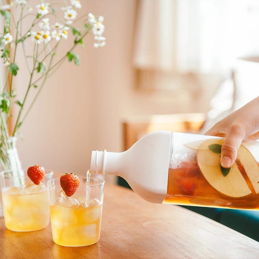 whb-superb weiße Kaltbrüh Teeflasche 1200 ml mit integriertem Filter, ideal für erfrischende Getränke.