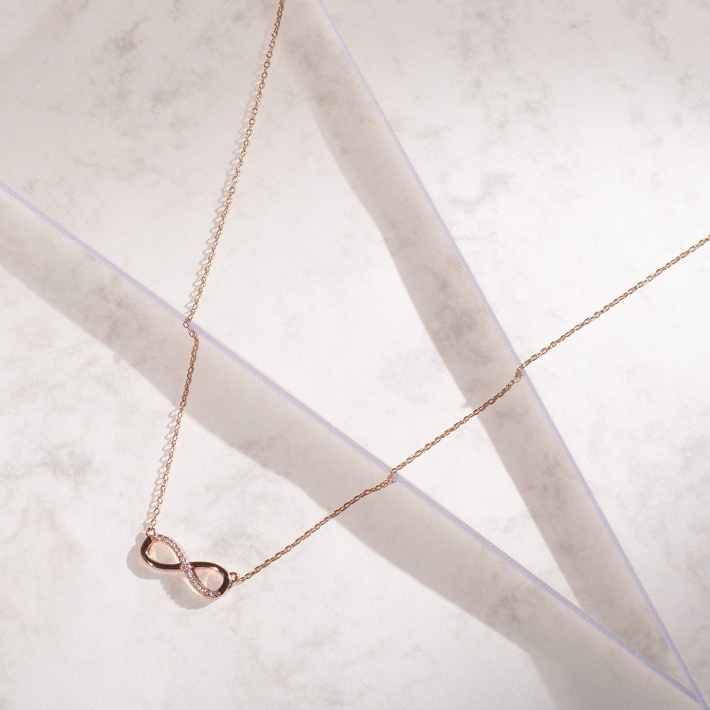 Namana Halskette Unendlichkeitssymbol-Anhänger mit Zirkonia, 18K Roségold vergoldet